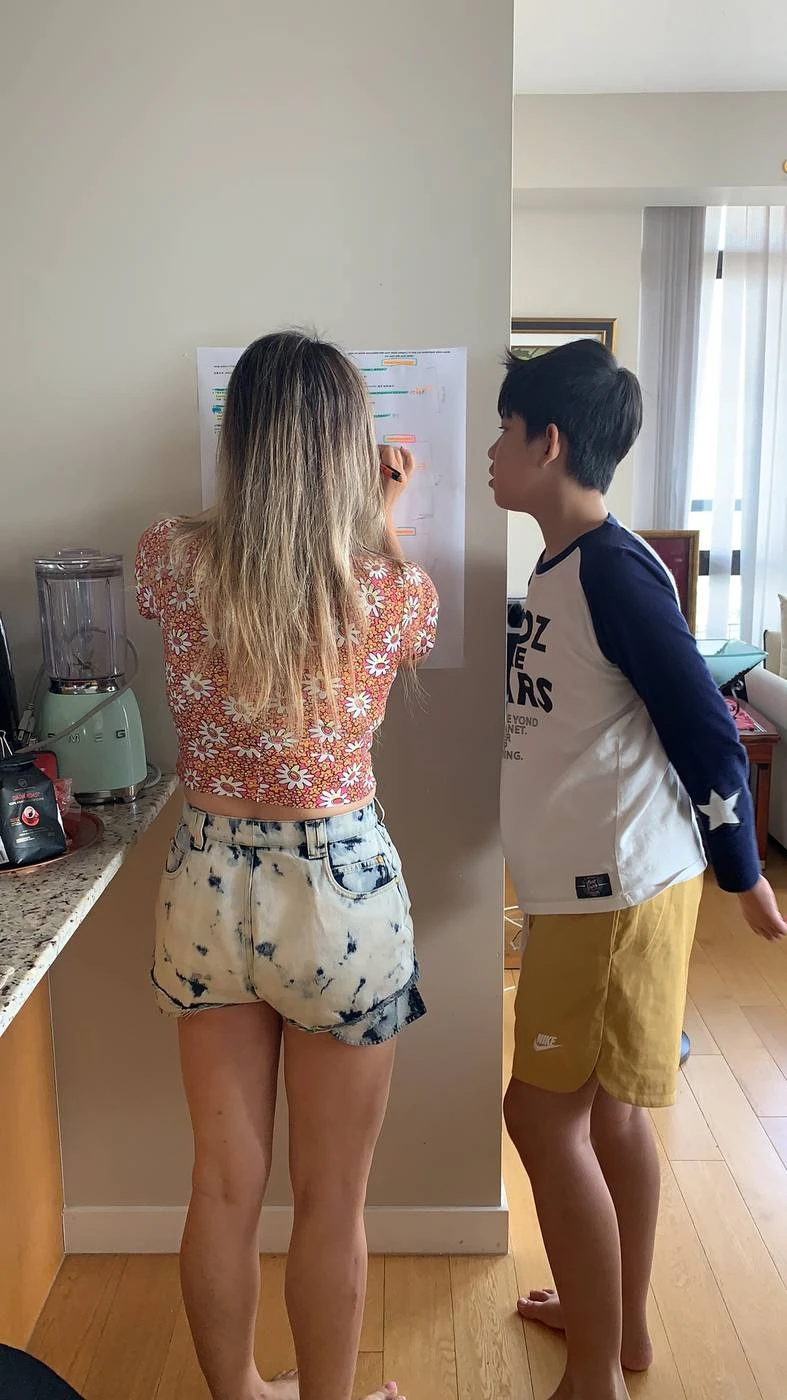 助理在挂图前教英语
