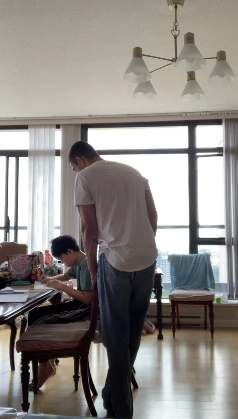 助理在家中帮助客户做作业